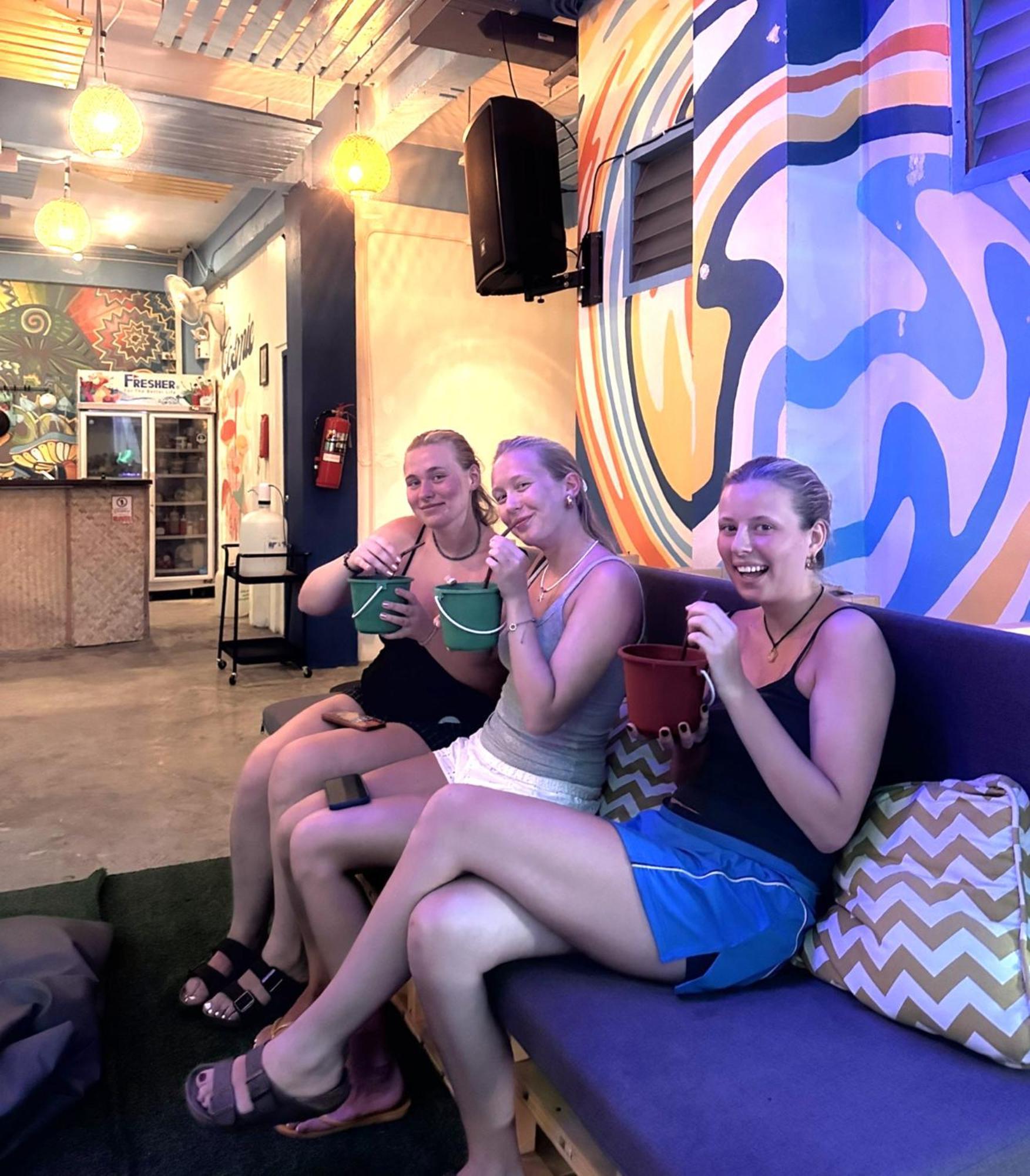 The Hangout Hostel Ао Нанг Экстерьер фото